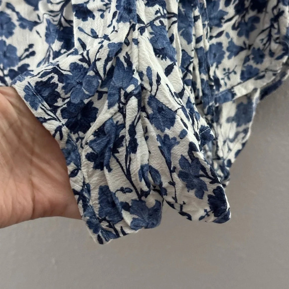 American Eagle Women Elastic Waist White/Blue Floral Loose Shorts size XXS - Picture 3 of 6